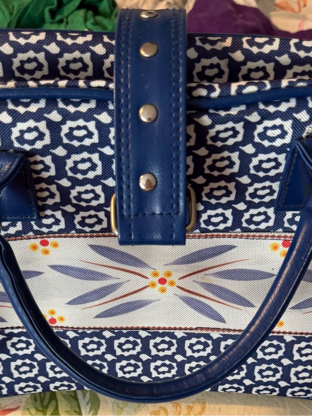 Temp-Tations Thermal Blue and White Patterned Casserole Tote with Floral Band